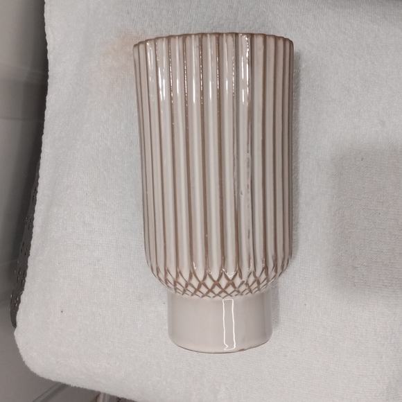 Cream Textured Vase 8" - Picture 6 of 7